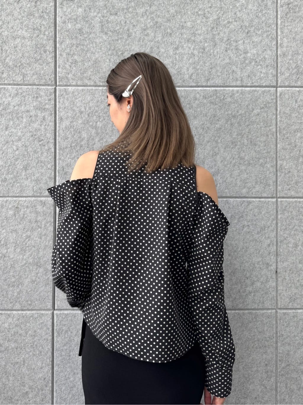 uchi__yamaさんの「CODE A｜dots open shoulder shirts」を使ったコーディネート