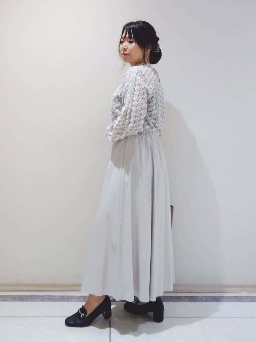 TOMOMIさんの「INDIVI｜レザー調ギャザースカート」を使ったコーディネート