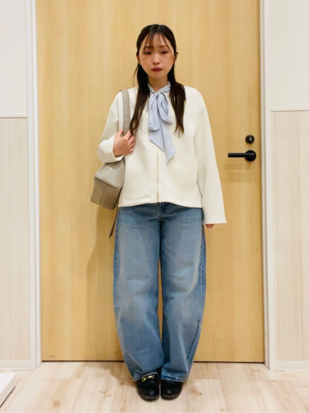 minamiさんの「SHOO･LA･RUE｜【SHOO・LA・RUE DENIM/高レビュー】ゆるっと決まる こなれカーブデニムパンツ」を使ったコーディネート