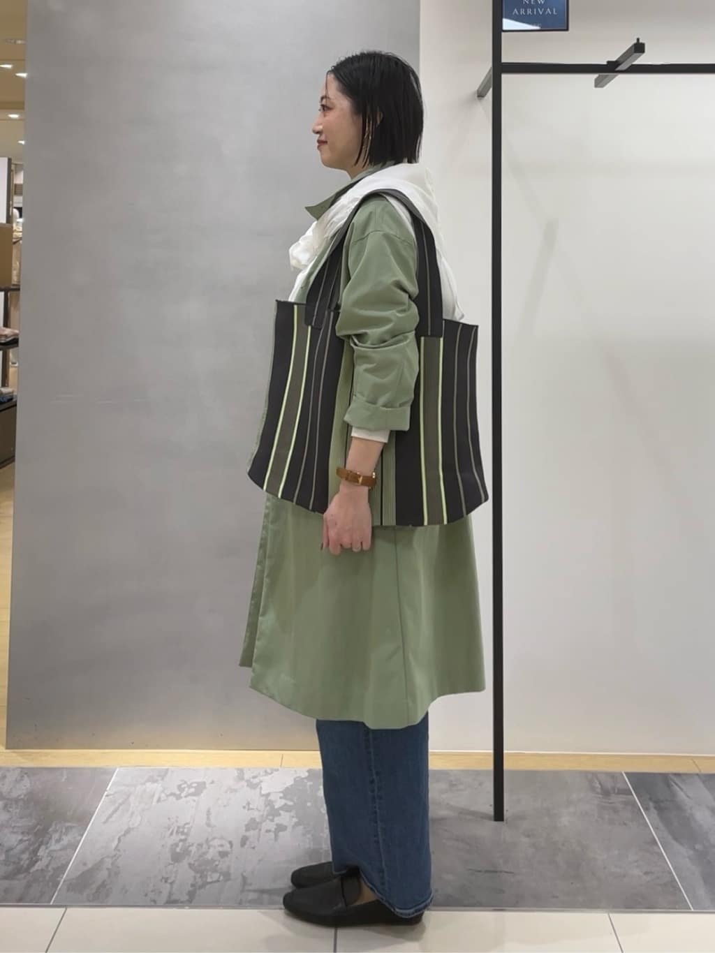 shihoさんの「INDIVI｜【撥水／軽量】ミニマル スタンドカラーコート」を使ったコーディネート