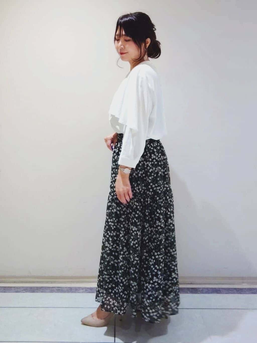TOMOMIさんの「INDIVI｜【羽織りとしても活躍！】ケープカラーブラウス」を使ったコーディネート