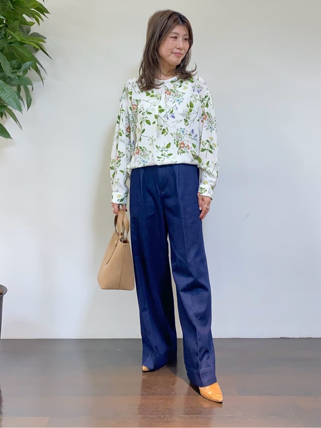 tomoさんの「UNTITLED｜【花柄/洗える】ボタニカルブラウス」を使ったコーディネート