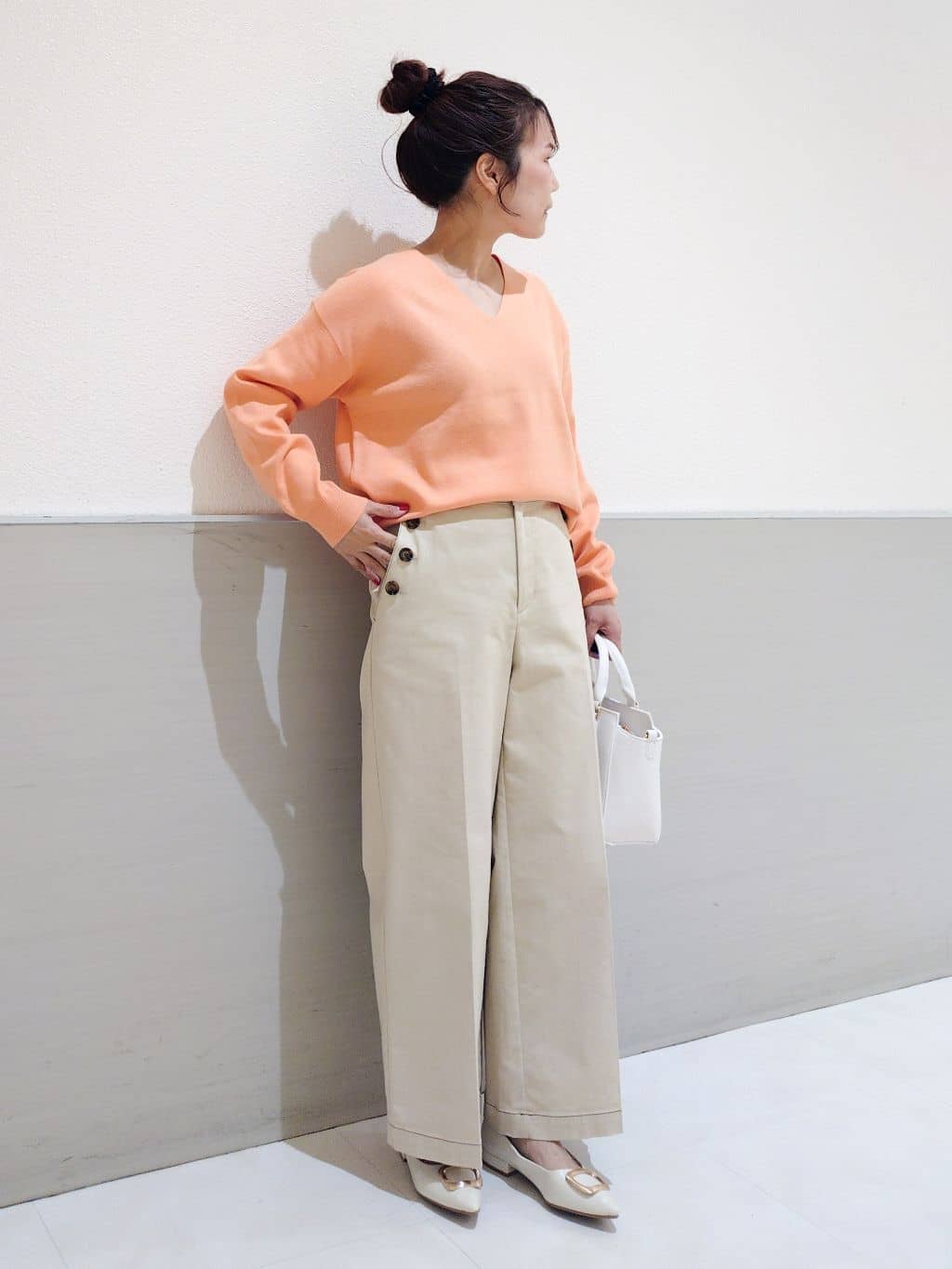 maruさんの「THE SHOP TK｜【S-XLサイズ/上品見えが叶う】Vネックニット/洗濯機OK」を使ったコーディネート