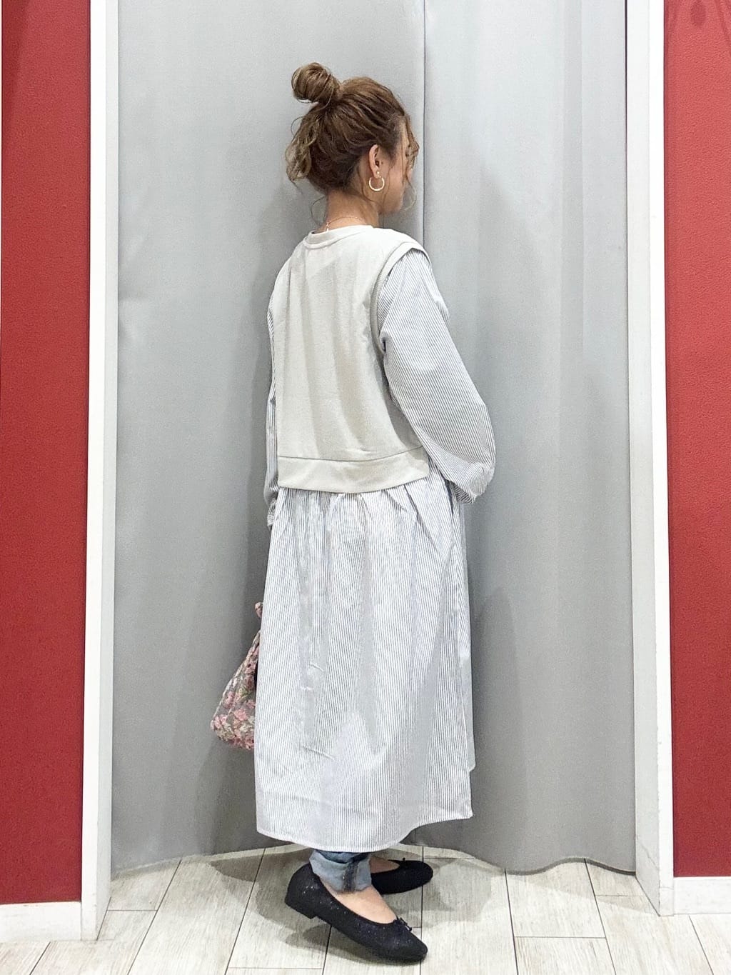 shioさんの「SHOO･LA･RUE｜【防風/撥水/S-LL】お顔回りすっきり見え　Vネックバルーンブルゾン」を使ったコーディネート