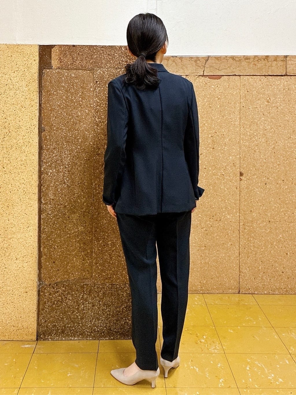 hattoriさんの「INDIVI｜【定番スーツ／UVケア／洗える】ウール調タックテーパードパンツ」を使ったコーディネート