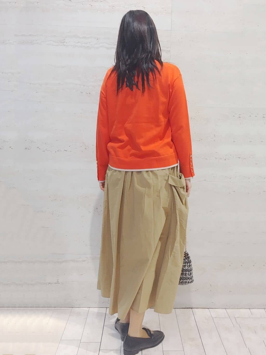 よしみさんの「OPAQUE.CLIP｜金ボタン使いリラクシーニット【洗濯機OK】」を使ったコーディネート