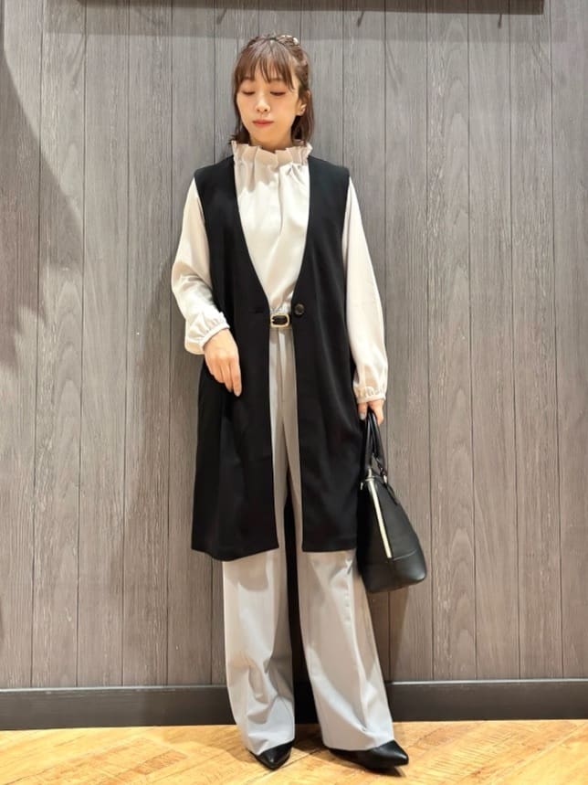 meiさんの「SHOO･LA･RUE｜【洗濯機可/セットアップ可/S-3L】きちんと楽に。カットジョーゼット ロングジレ」を使ったコーディネート