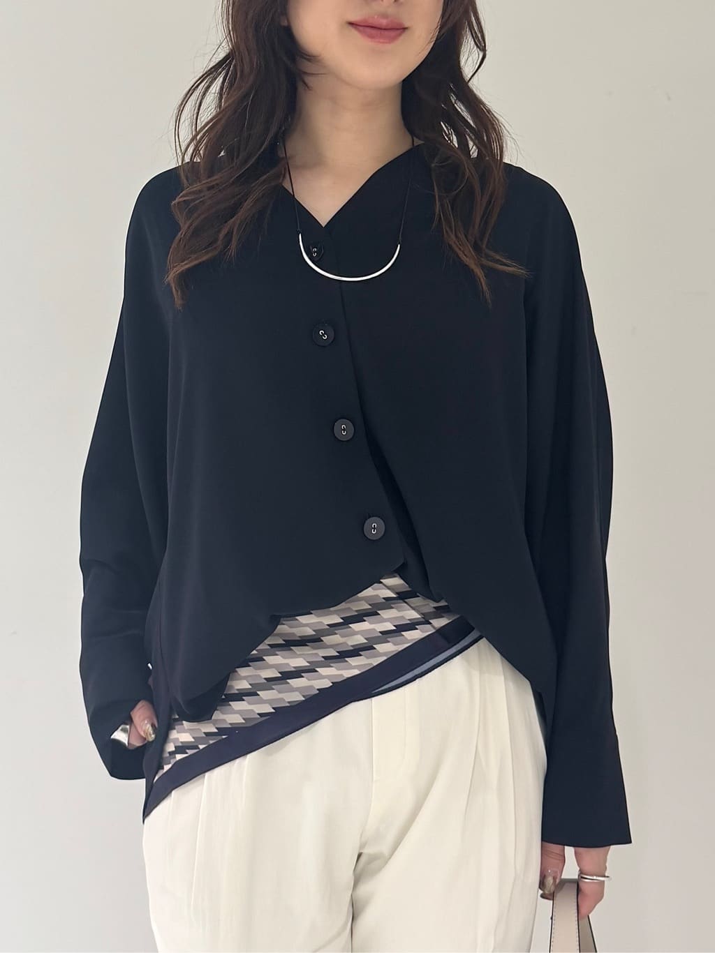 そんさんの「INDIVI｜【洗える／UVケア／マットサテン】Vネックドルマンスリーブブラウス」を使ったコーディネート