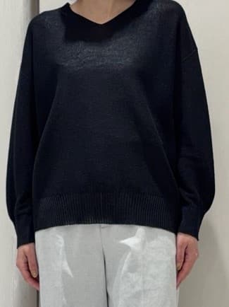 わたなべさんの「UNTITLED｜【7色展開/洗える/程よい透け感】ドライタッチVネックニット」を使ったコーディネート