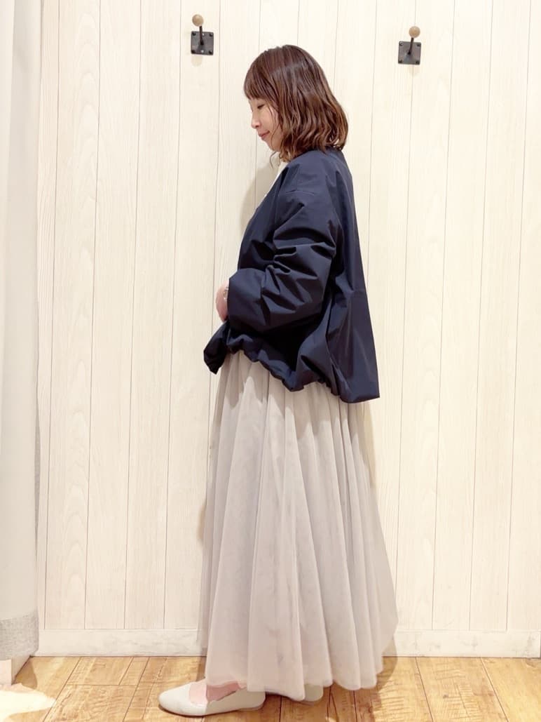 あいこさんの「SHOO･LA･RUE｜【防風/撥水/S-LL】お顔回りすっきり見え　Vネックバルーンブルゾン」を使ったコーディネート