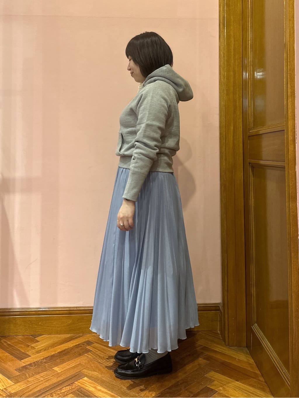 komatsuさんの「DRESSTERIOR｜ウォッシャブルブライトシアープリーツスカート」を使ったコーディネート
