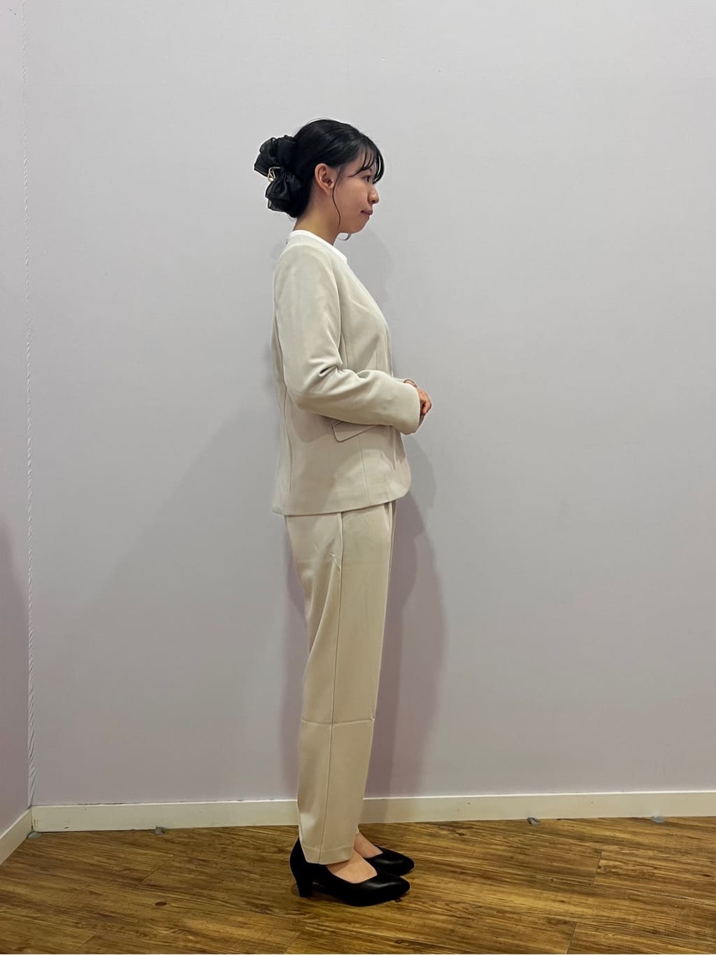 しいなさんの「SHOO･LA･RUE｜【洗濯機可/セットアップ可/S-3L】きちんと楽に。カットジョーゼットノーカラージャケット」を使ったコーディネート