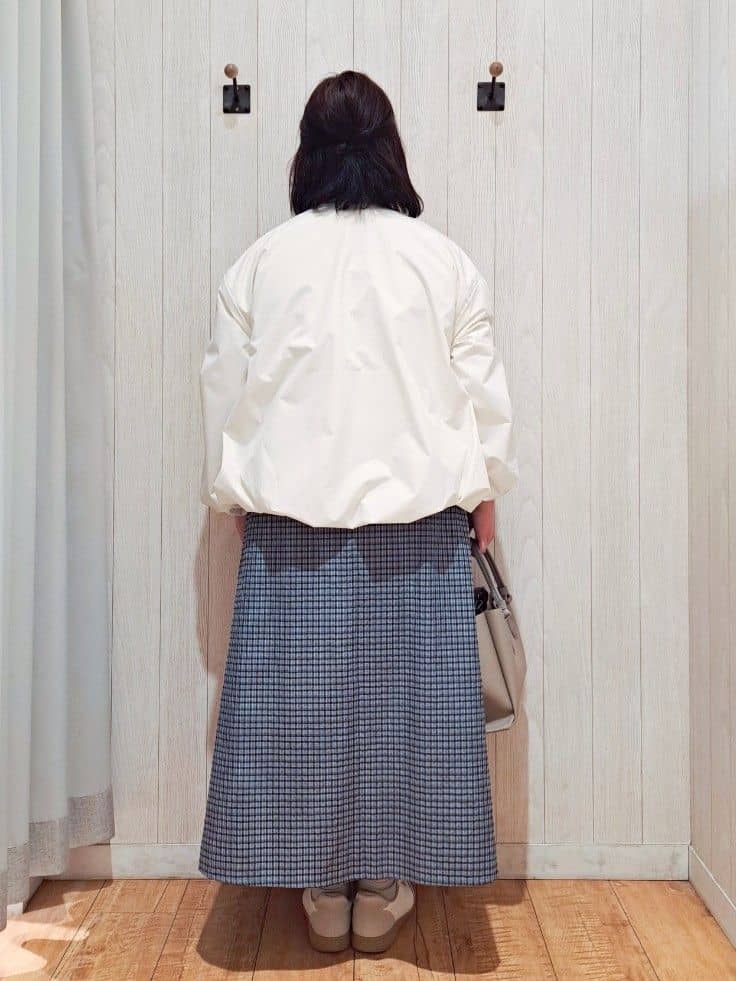 kotomiさんの「SHOO･LA･RUE｜【防風/撥水/S-LL】お顔回りすっきり見え　Vネックバルーンブルゾン」を使ったコーディネート