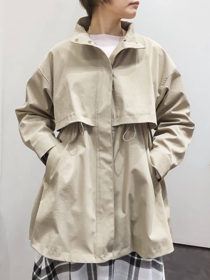やまちゃんさんの「grove｜【撥水／シルエット2WAY】羽織るだけでサマになる、スタンドネックテントラインコート」を使ったコーディネート