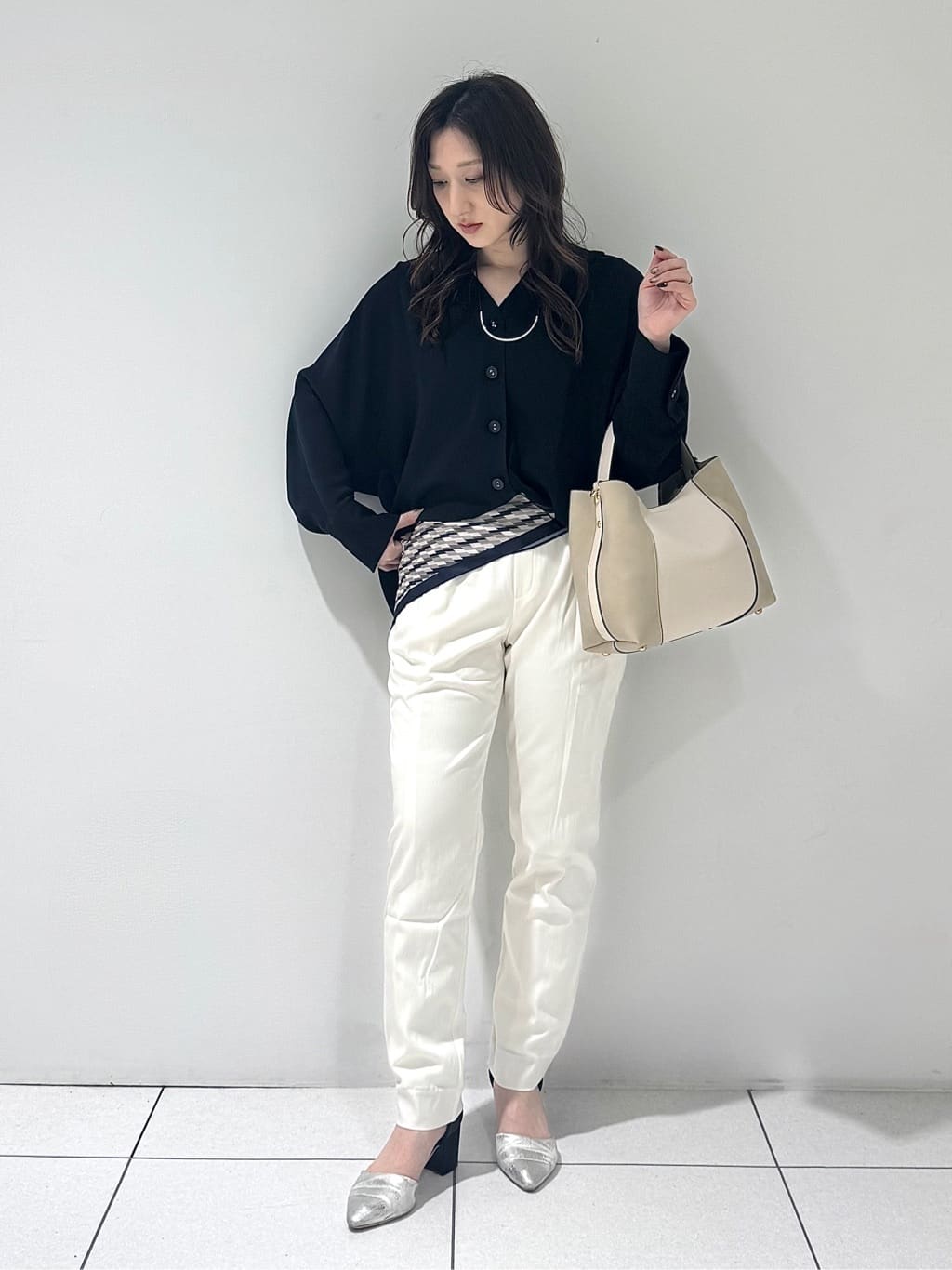 そんさんの「INDIVI｜【洗える／UVケア／マットサテン】Vネックドルマンスリーブブラウス」を使ったコーディネート