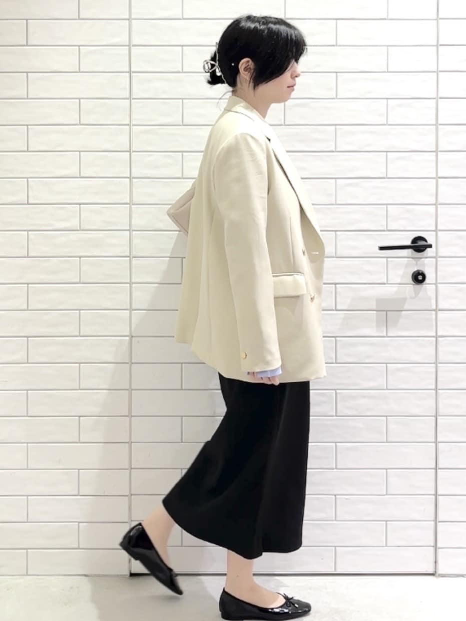 しおりさんの「OPAQUE.CLIP｜金ボタンダブルブレストテーラードジャケット／セットアップ対応【洗える】」を使ったコーディネート