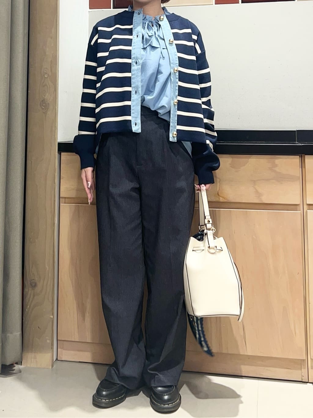 かのさんの「THE SHOP TK｜【羽織るだけでこなれ感を演出】デニム切替カーディガン」を使ったコーディネート