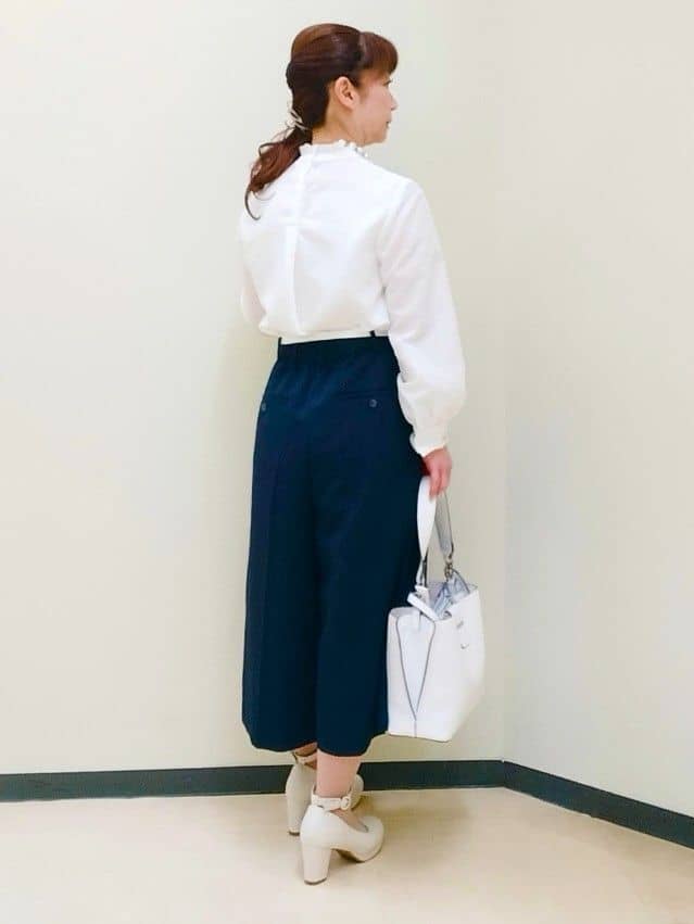 花さんの「Reflect｜【接触冷感】フリルネックサテンジャカードブラウス」を使ったコーディネート