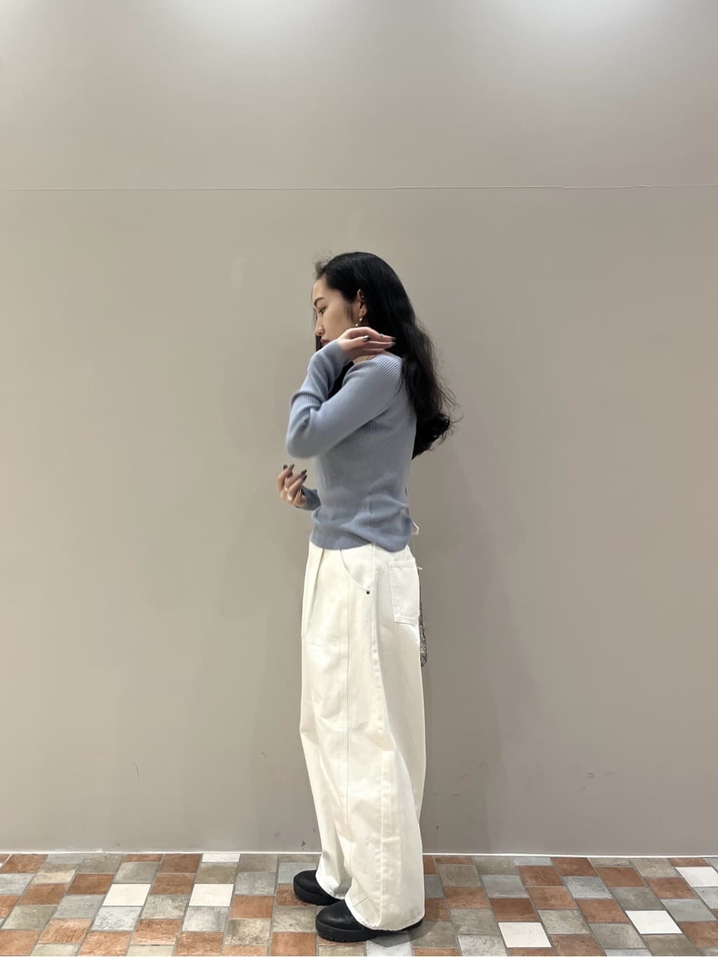 Uminoさんの「INDIVI｜オフショルスリットリブニット」を使ったコーディネート