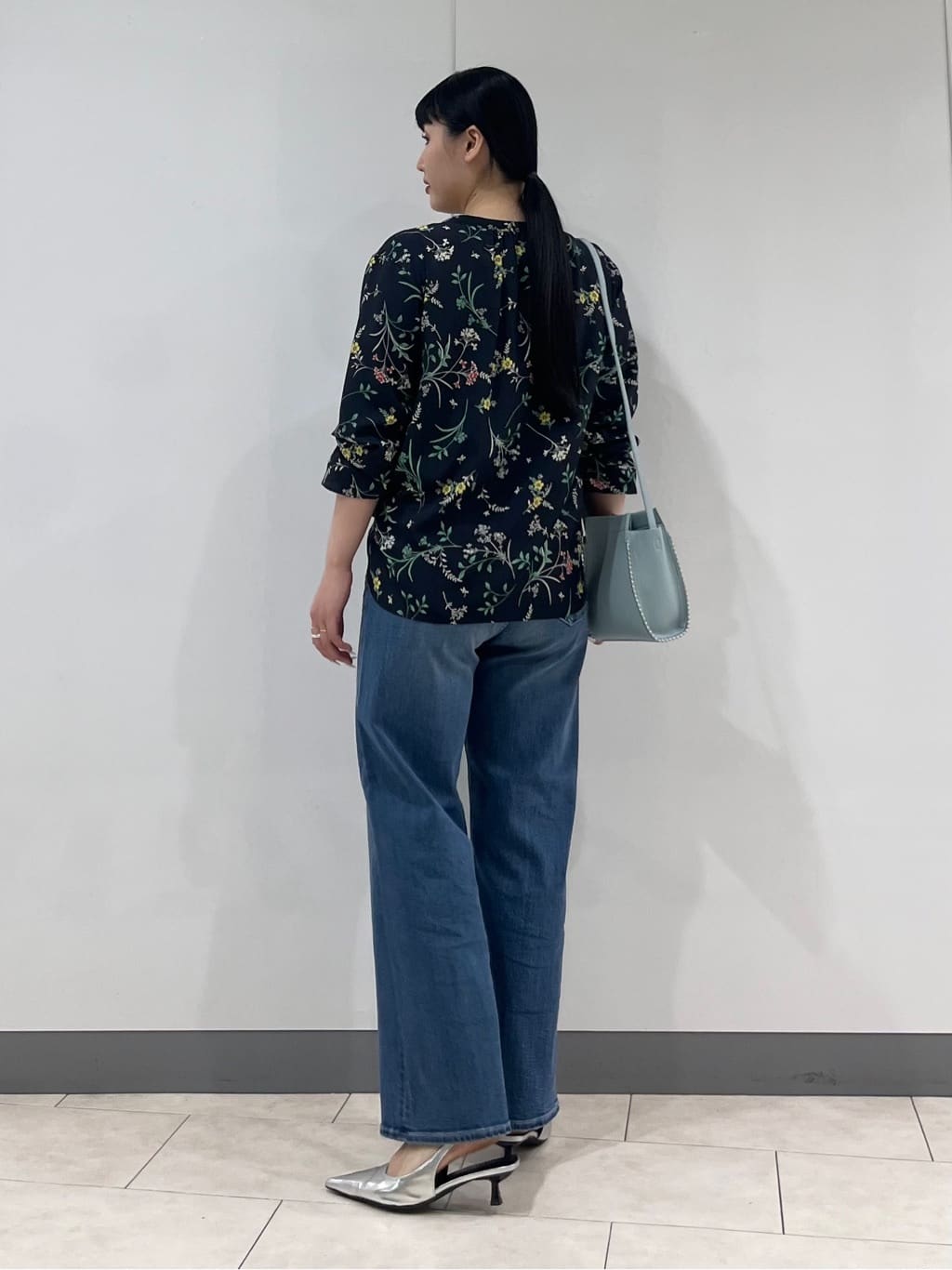 hasuさんの「INDIVI｜【SETUP可能】モダンフラワー柄キャンディスリーブブラウス」を使ったコーディネート