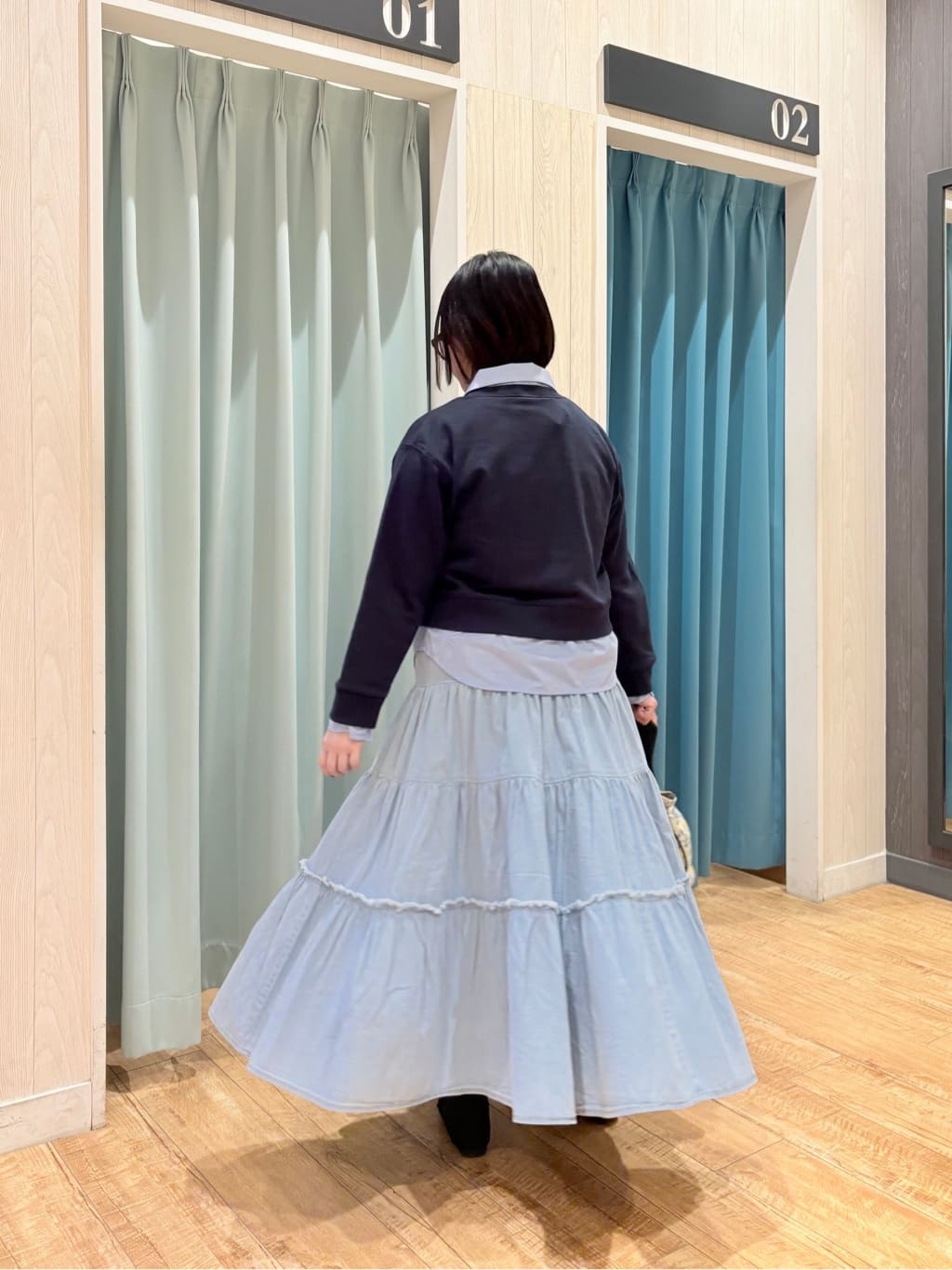 砂糖さんの「SHOO･LA･RUE｜【洗濯機可】1枚でサマ見え シャツレイヤード風 スウェット」を使ったコーディネート