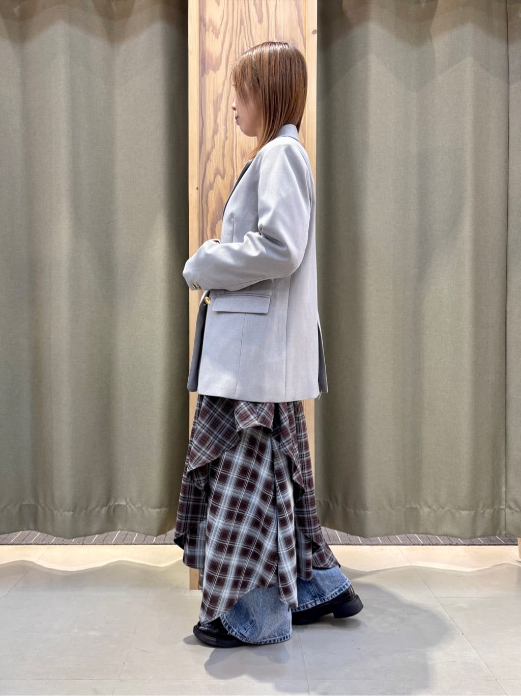 HaNeさんの「THE SHOP TK｜【通勤にもデイリーにも】CAVIAN 金ボタンダブルブレストジャケット」を使ったコーディネート