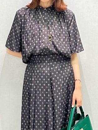 Miwaさんの「UNTITLED｜【セットアップ可/リラクシー/通勤】スクエアジオメ柄ブラウス」を使ったコーディネート