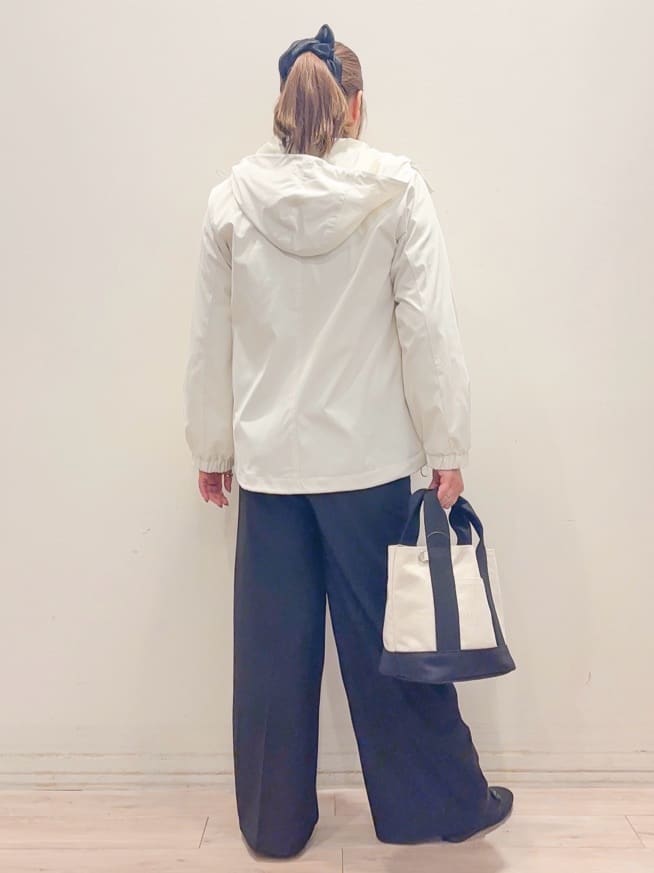 naoさんの「SHOO･LA･RUE｜【防花粉/高レビュー】きれいもかっこいいも叶える 欲張りマウンテンパーカ」を使ったコーディネート