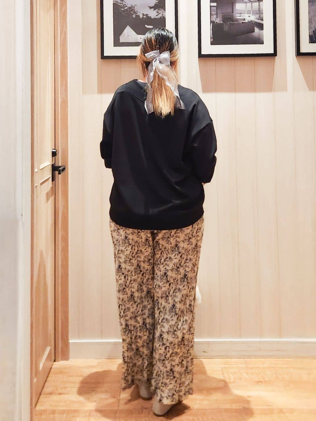 れーやんさんの「SHOO･LA･RUE｜【洗濯機可】インせずすっきり見え　優しい雰囲気のVネックトップス」を使ったコーディネート
