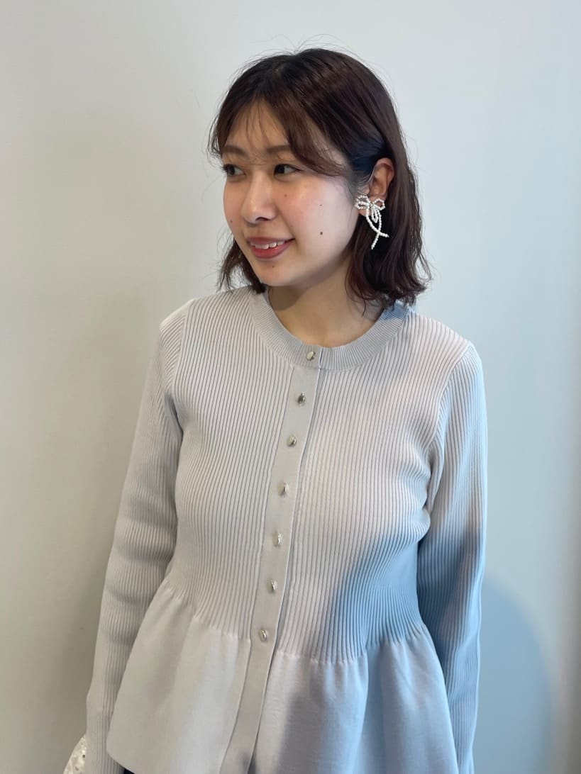 abeさんの「Couture brooch｜【大人かわいい・洗える】ペプラムニットカーディガン」を使ったコーディネート