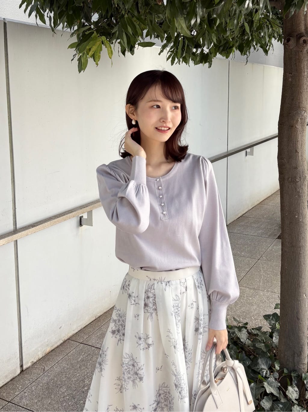 みさかさんの「index｜ビジューボタンヘンリーネックニット【洗濯機OK】」を使ったコーディネート