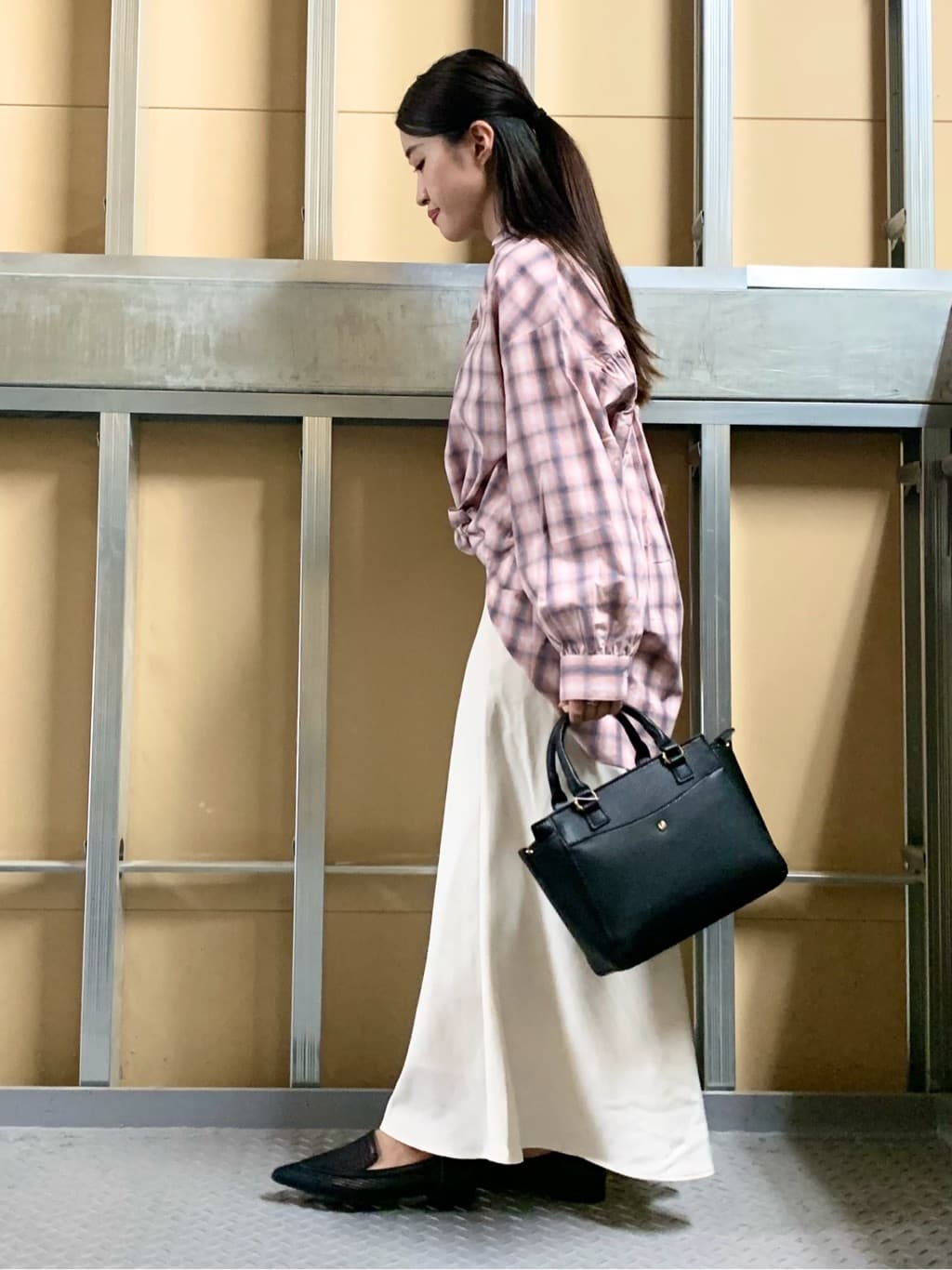 sahoさんの「THE SHOP TK｜【後ろ姿もサマになる】バックシャーリングシャツ」を使ったコーディネート
