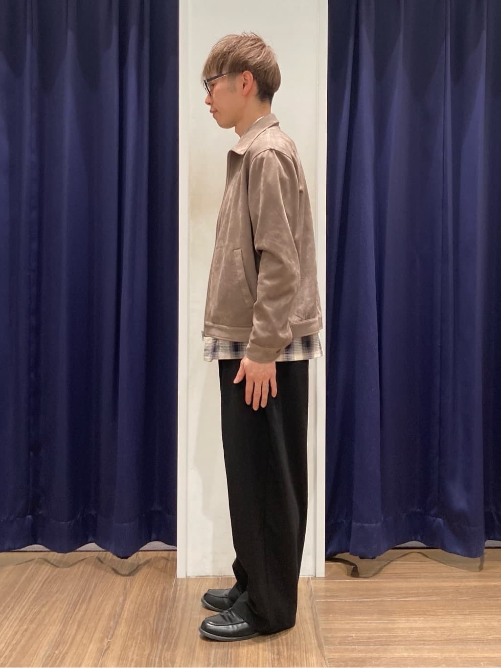 つーじーさんの「THE SHOP TK｜【半歩先のオシャレ】バレルレッグ パンツ 洗濯機OK」を使ったコーディネート