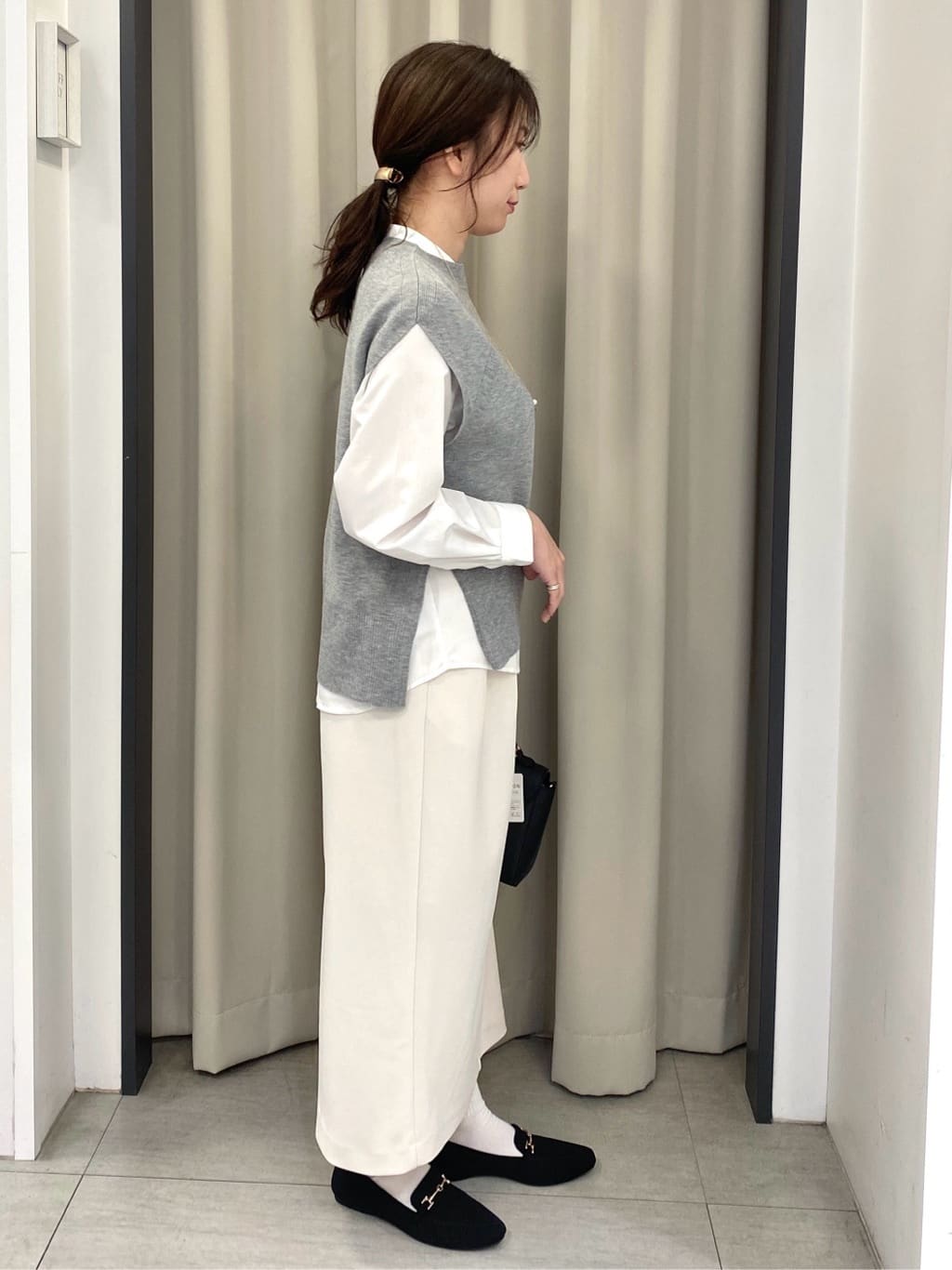 eguchiさんの「grove｜【2点SET】一枚でコーデが決まる！ニットベスト&times;シャツSET」を使ったコーディネート