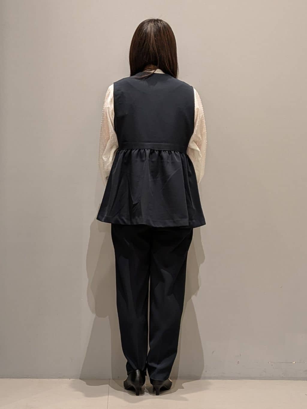 yukaさんの「THE SHOP TK｜【通勤・きちんと見えに】ダブルクロス ペプラムジレ/セットアップ可」を使ったコーディネート