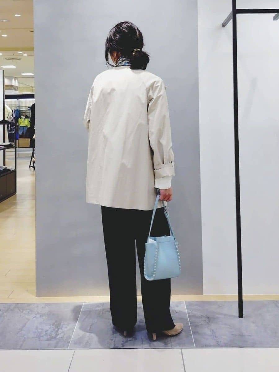 TOMOMIさんの「INDIVI｜【洗える／UVケア／マットサテン】Vネックドルマンスリーブブラウス」を使ったコーディネート