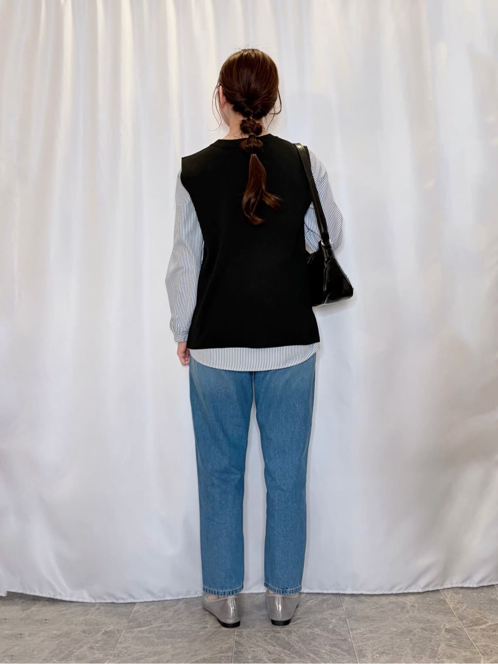おうめさんの「SHOO･LA･RUE｜【SHOO・LA・RUE DENIM】大人のきれいめカジュアルに デニムテーパードパンツ」を使ったコーディネート