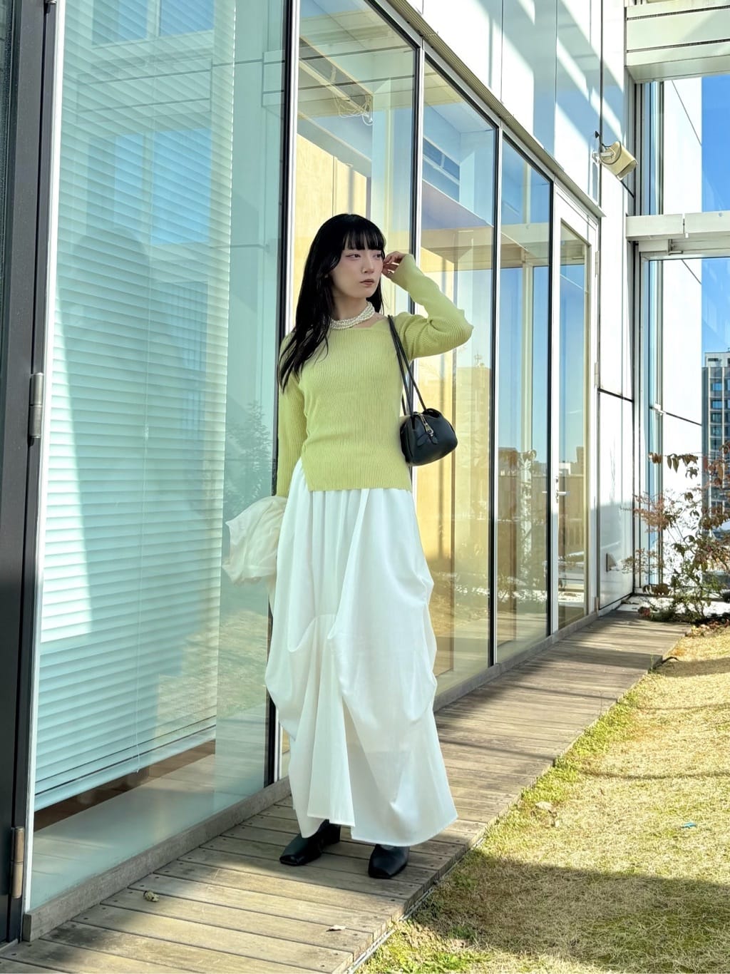 ibukiさんの「INDIVI｜オフショルスリットリブニット」を使ったコーディネート