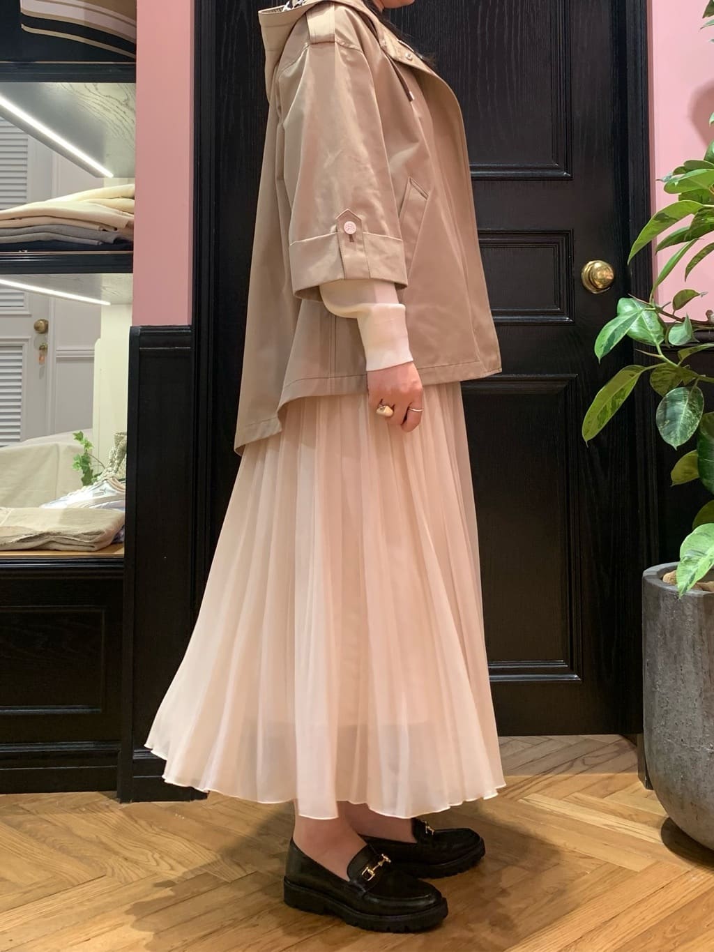 SAKAIさんの「DRESSTERIOR｜ウォッシャブルブライトシアープリーツスカート」を使ったコーディネート