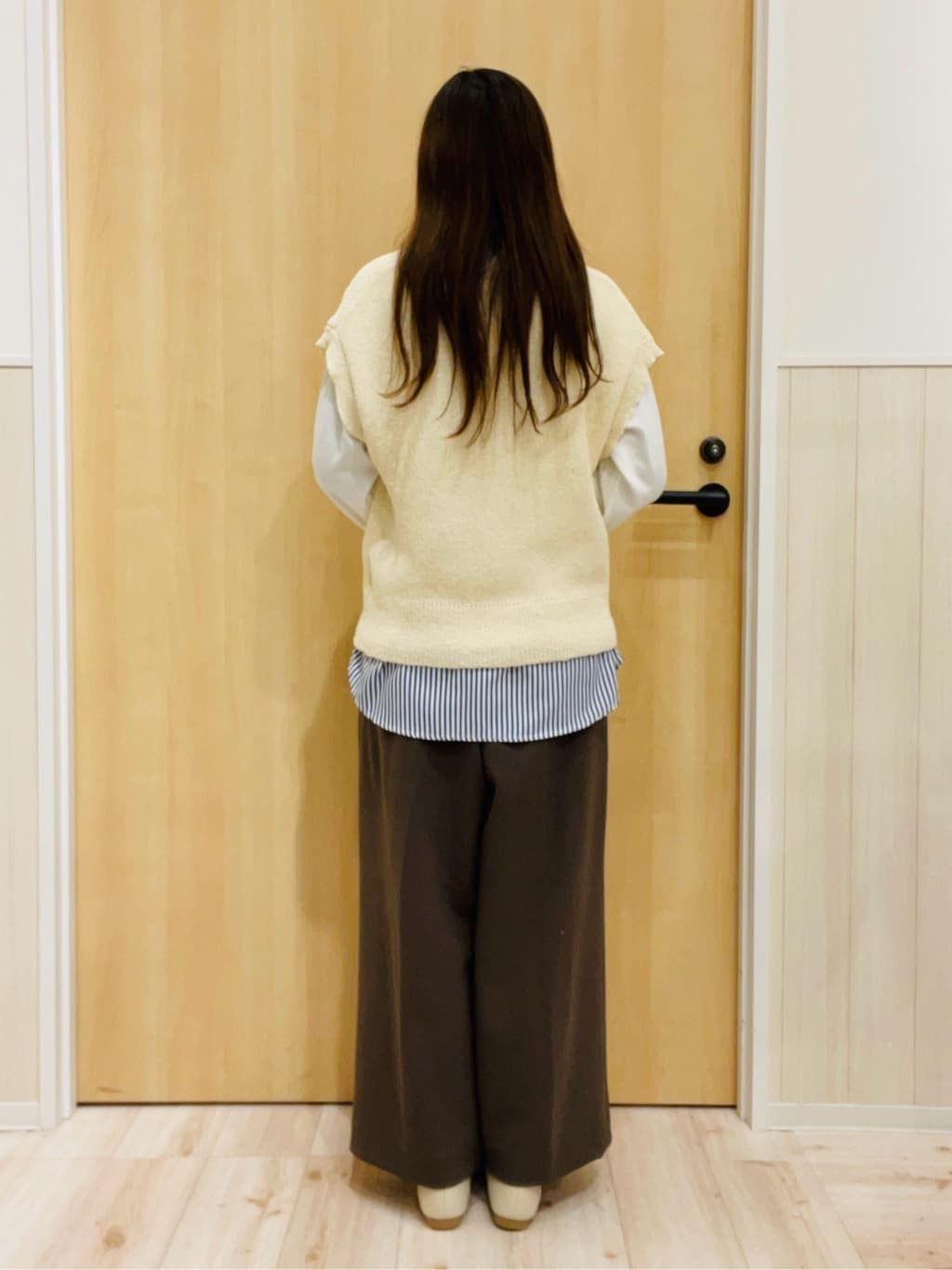 minamiさんの「SHOO･LA･RUE｜【S-LL/洗濯機可】気軽にレイヤード 前開きざっくりニットベスト」を使ったコーディネート