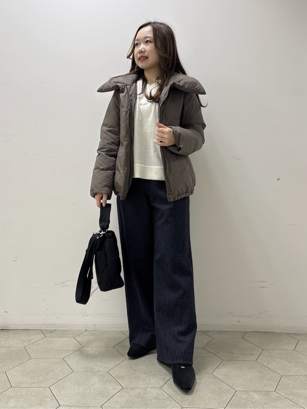kahoさんの「INDIVI｜【洗える／毛玉になりにくい】エクストラファインウール Vネックニット」を使ったコーディネート