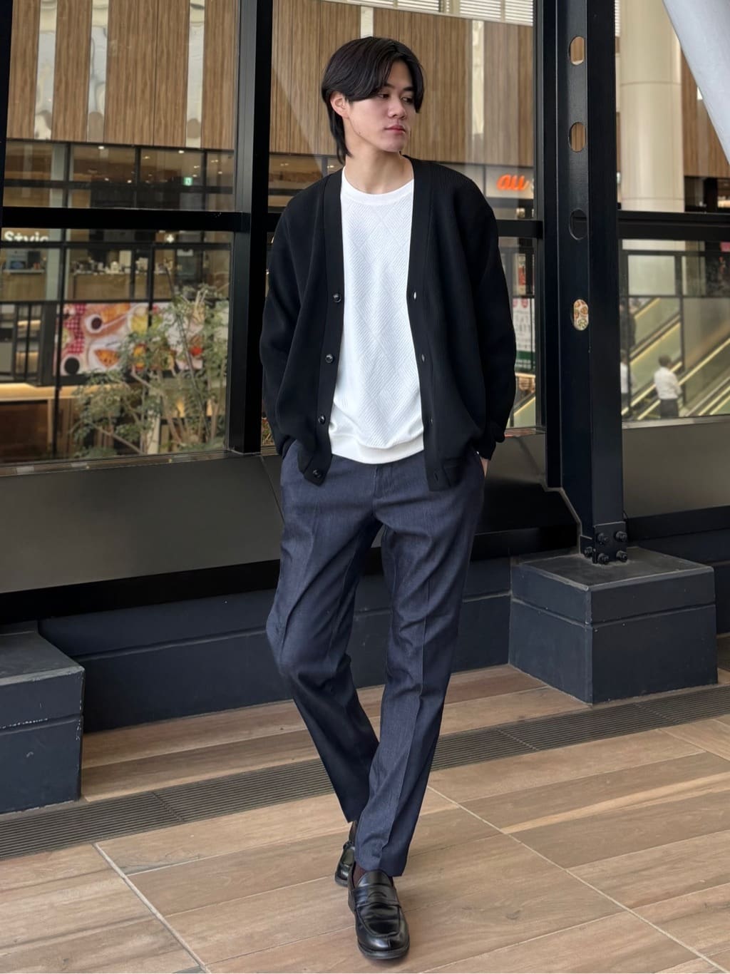 うらしーさんの「THE SHOP TK｜【季節の変わり目に最適】ニットカーディガン ドライタッチ／軽量」を使ったコーディネート