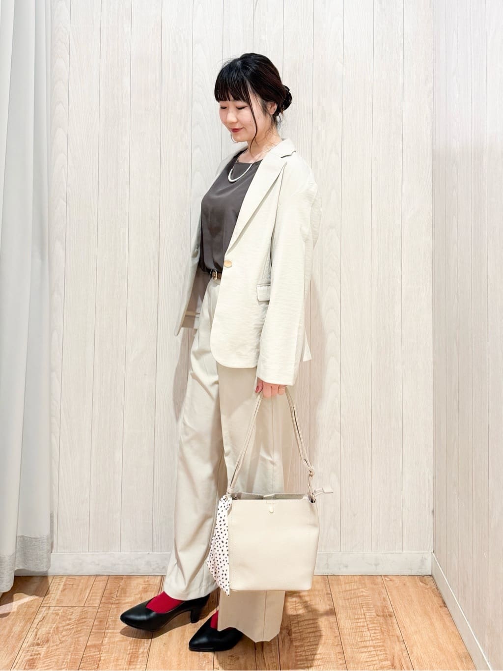 愛さんの「SHOO･LA･RUE｜【S-LL/セットアップ可/イージーケア/UV】オンにもオフにも 軽やかシングルジャケット」を使ったコーディネート
