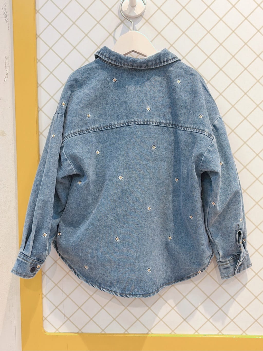 蒼さんの「SHOO･LA･RUE｜【100-150cm】フラワー刺繍デニムシャツ」を使ったコーディネート