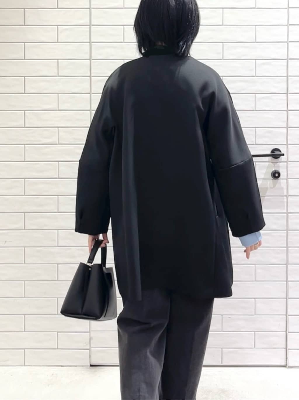 しおりさんの「OPAQUE.CLIP｜フォルムスリーブミドルコート【洗濯機OK】」を使ったコーディネート