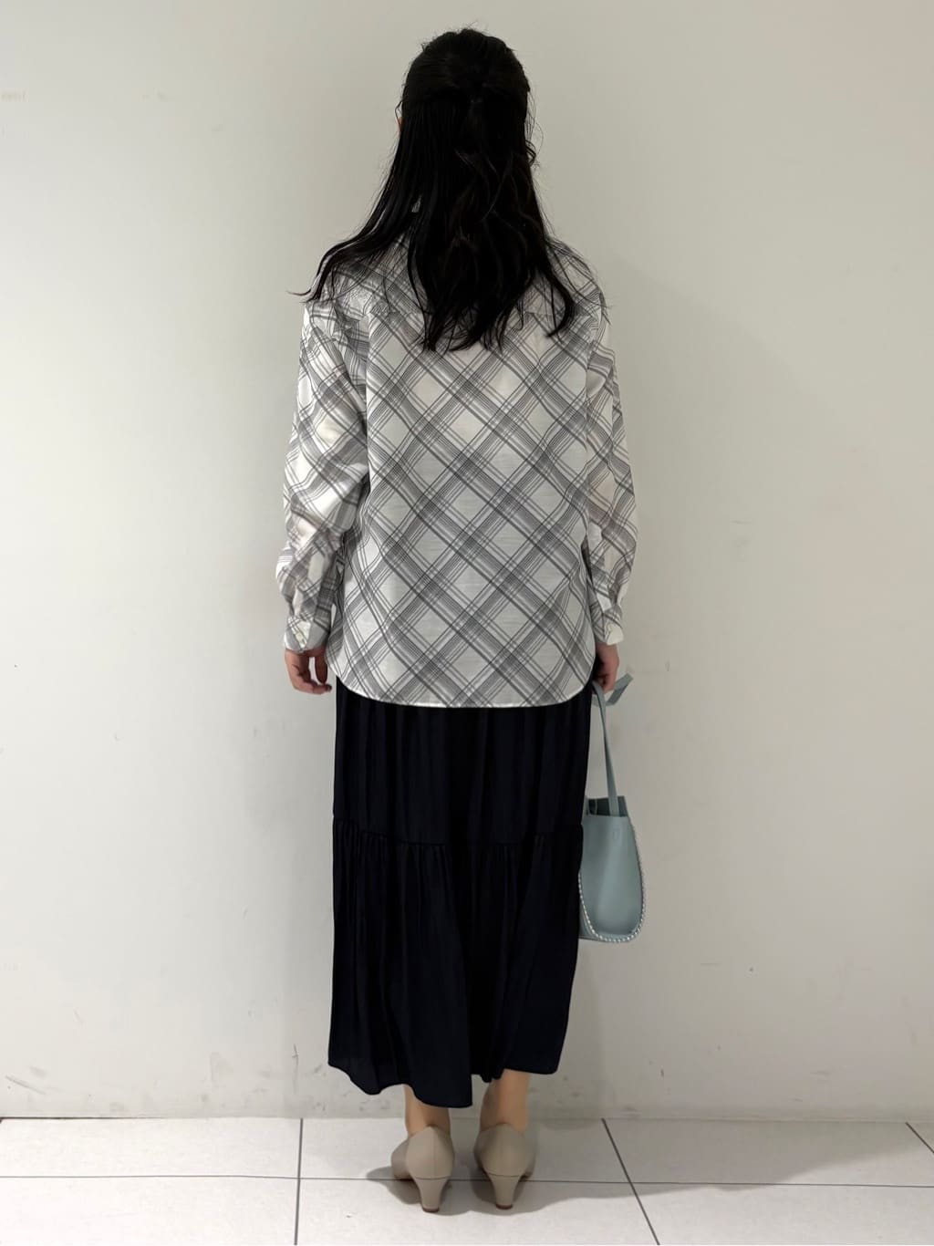momokoさんの「INDIVI｜【2WAY／シアー】バイアスチェック柄＆無地 カシュクールシャツ」を使ったコーディネート