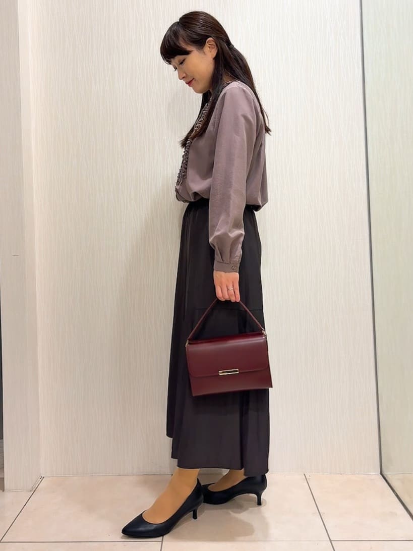 SAHOさんの「UNTITLED｜【1枚で着映え/オンオフ着回し】フリルサテンブラウス」を使ったコーディネート
