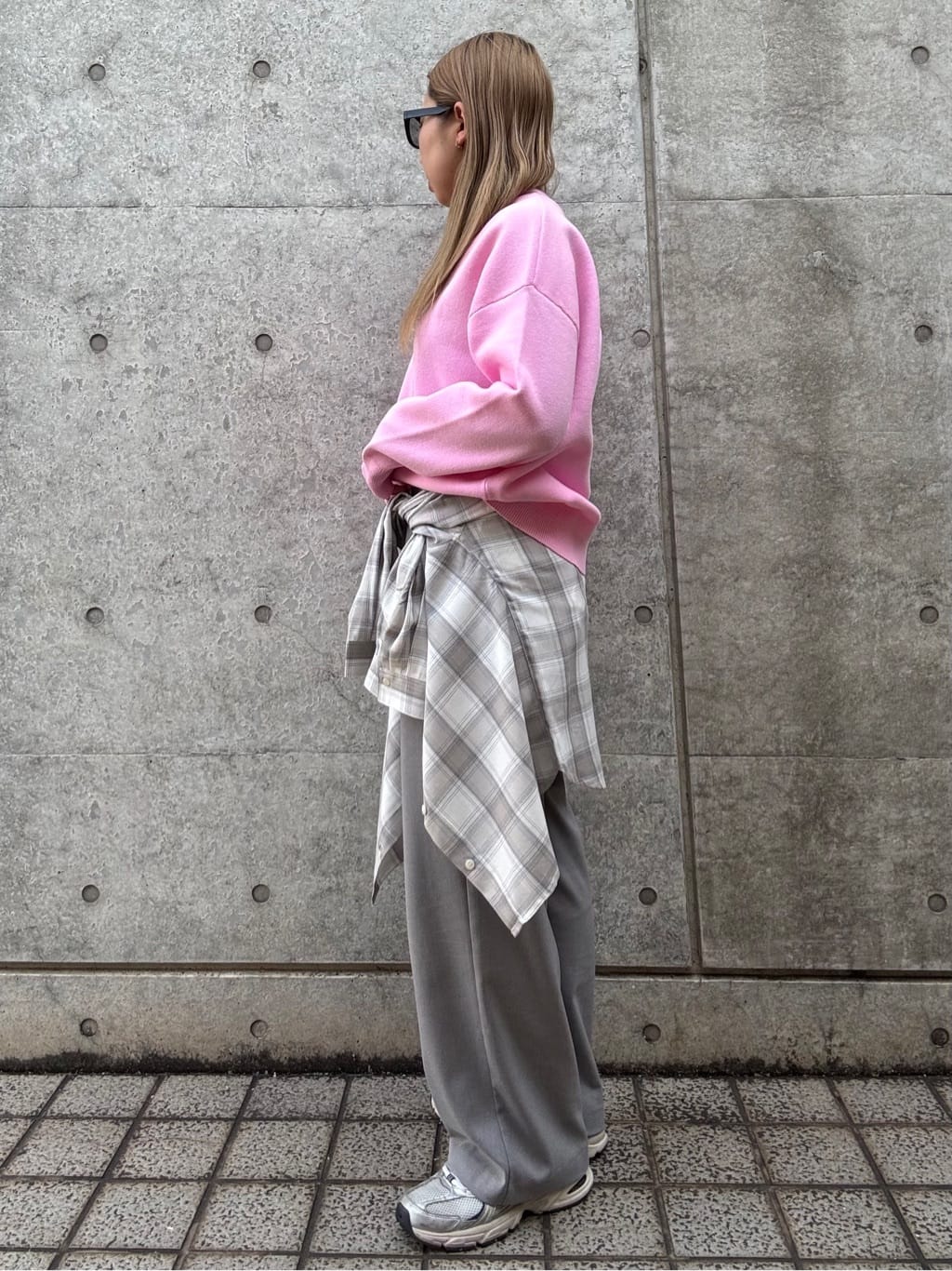 minaさんの「grove｜ラフさときれいめを両立する、大人のスウェットライクVネックニット」を使ったコーディネート