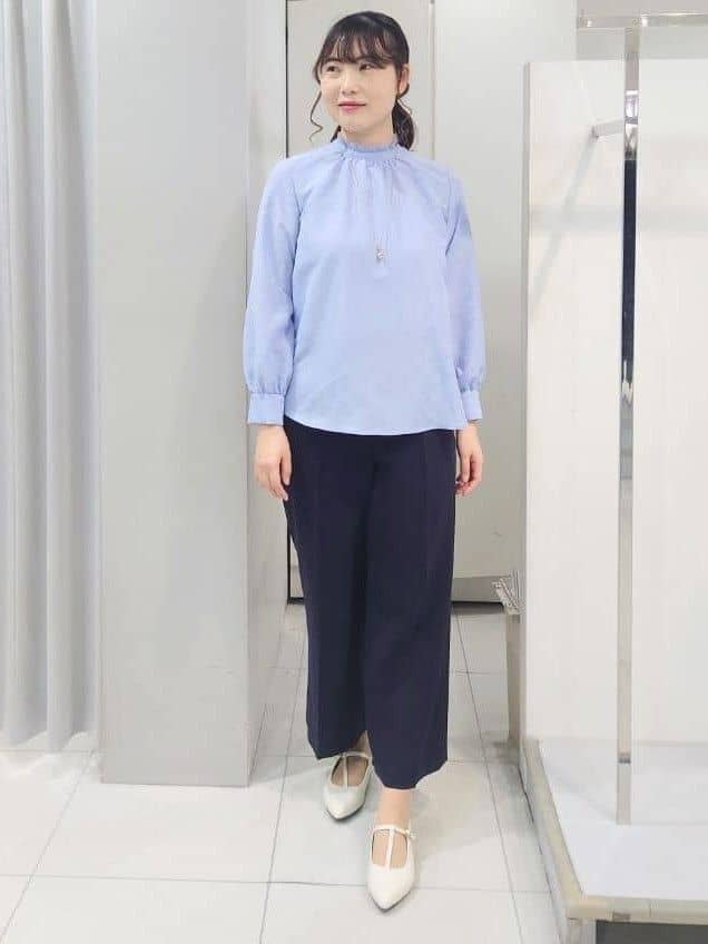 AZUSAさんの「Reflect｜【接触冷感】フリルネックサテンジャカードブラウス」を使ったコーディネート