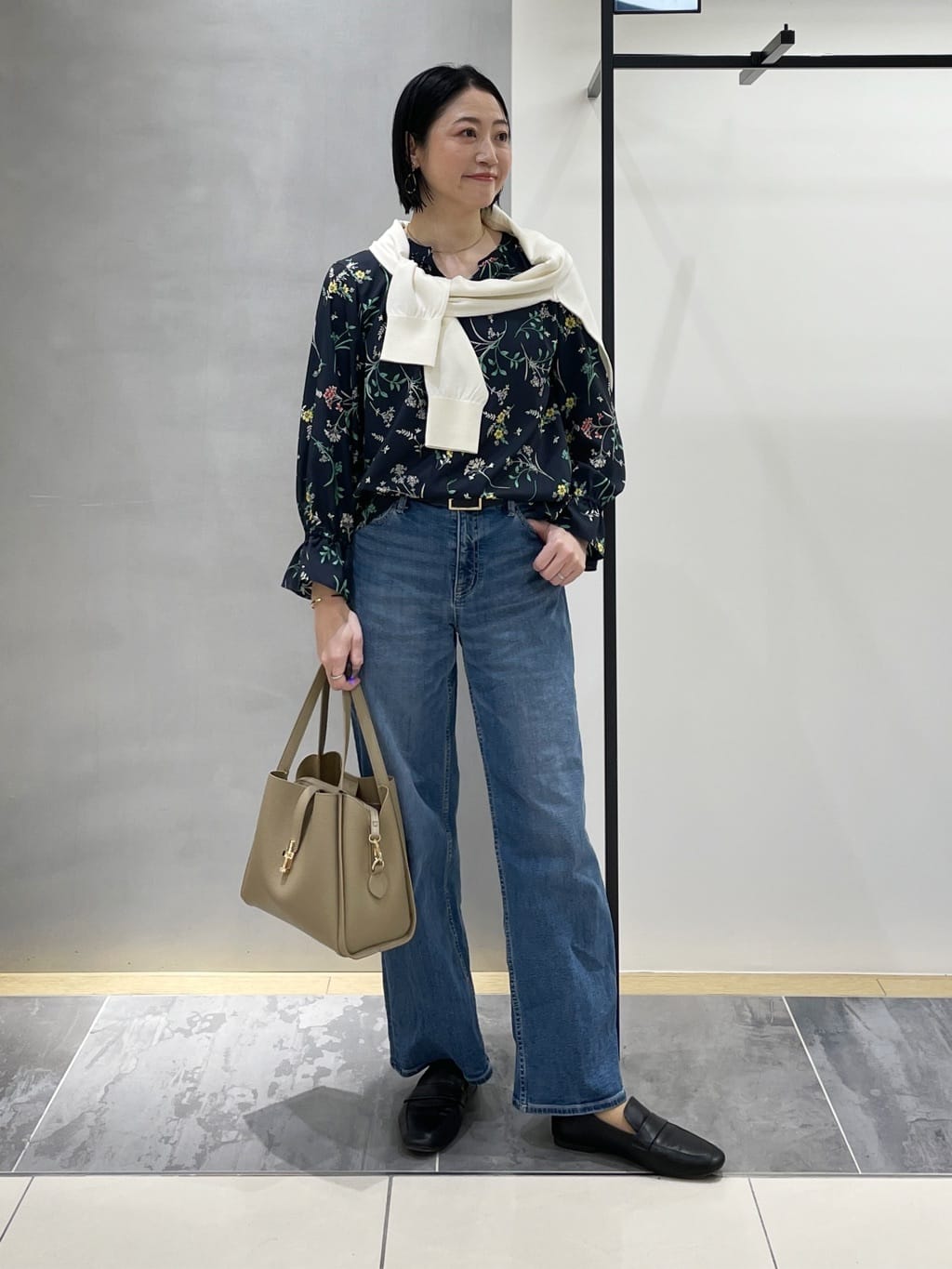shihoさんの「INDIVI｜【褒められデニム】ワイドストレート デニムパンツ」を使ったコーディネート